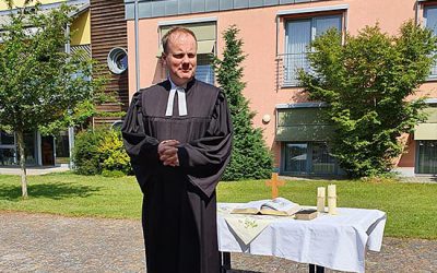 Garten-Gottesdienst bei schönstem Sonnenschein