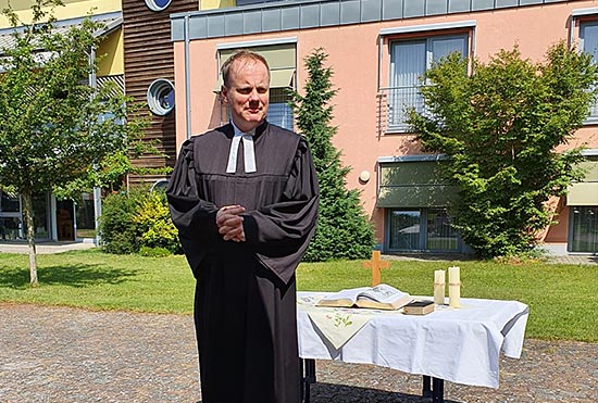 Garten-Gottesdienst bei schönstem Sonnenschein