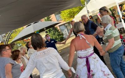 Retro-Party mit rotem Lippenstift und Petticoat