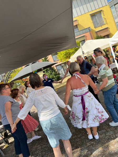 Retro-Party mit rotem Lippenstift und Petticoat