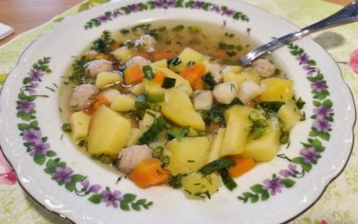 Gemeinsam Suppe zubereiten